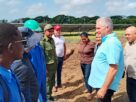 En Rio Cauto el mandatario cubano dialogó con trabajadores del parque solar «Camilo Cienfuegos». Foto. Estudio Revolución