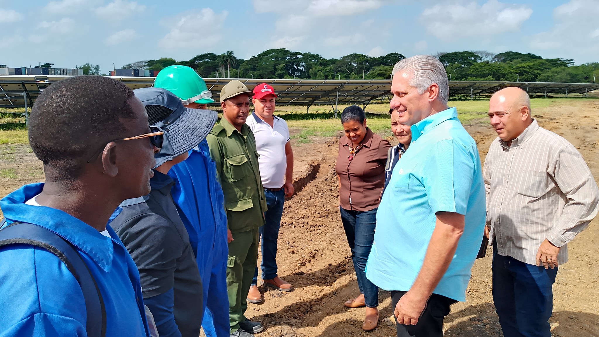 En Rio Cauto el mandatario cubano dialogó con trabajadores del parque solar «Camilo Cienfuegos». Foto. Estudio Revolución