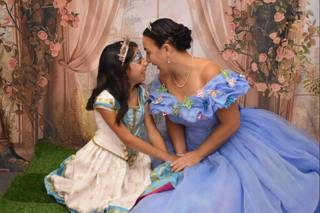 Los juegos de roles en familia ayudan a transmitir valores y configurar identidades desde edades tempranas.